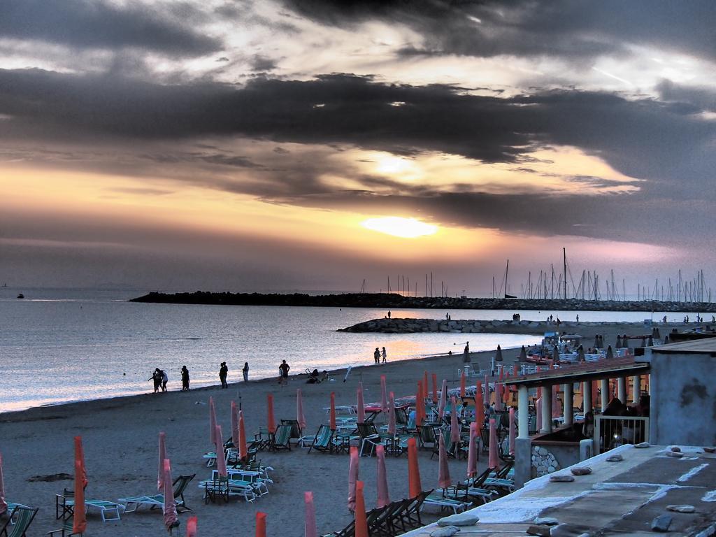 Hotel Aurora Marina di Cecina Exterior photo
